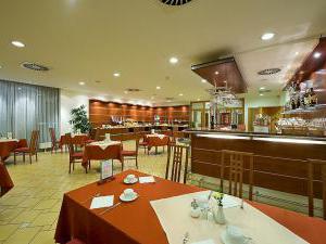 Ramada Airport Hotel Prague - 