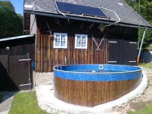 Chalupa Mezi Potůčky - bazén se solárním ohřevem vody