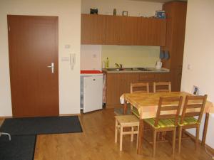 Apartmán Pod Dedovkou - Miestnosť s dvoma lôžkami, stolom a kuchynkou
