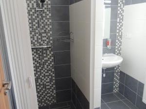Apartmánový domek U Lucie - Koupelna se sprchovým koutem