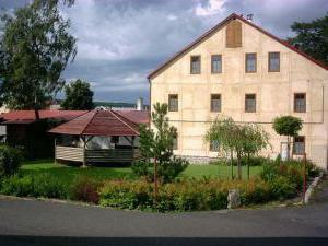 Krušnohorský penzion Javor - Pohled na penzion a zahrada s altánkem
