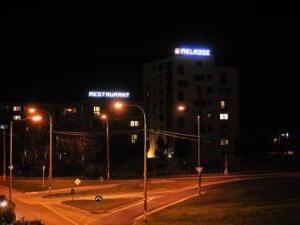 MELROSE Apartments - Nočný pohľad - príjazd