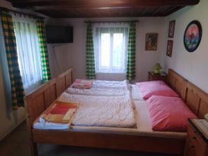 Chalupa Dana - Větší ložnice-dvoulůžko s patrovou postelí+televize