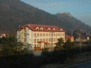 Hotel Podhradie - Pohľad na Hotel Podhradie a zrúcaninu Považského hradu